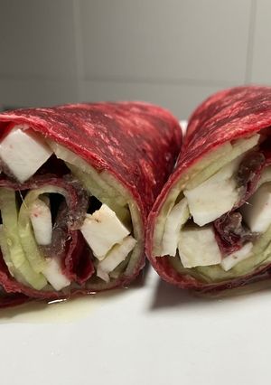 Una foto de Wrap de remolacha con queso fresco, alficoz y anchoas