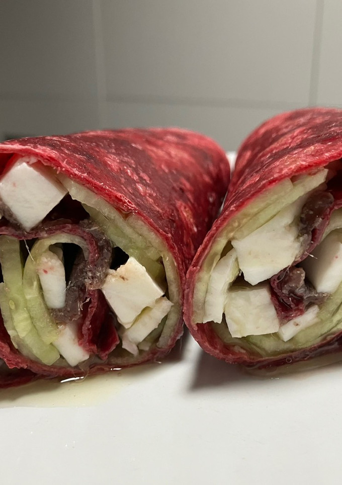 Una foto de Wrap de remolacha con queso fresco, alficoz y anchoas