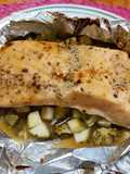 Salmón empapelado con verduras