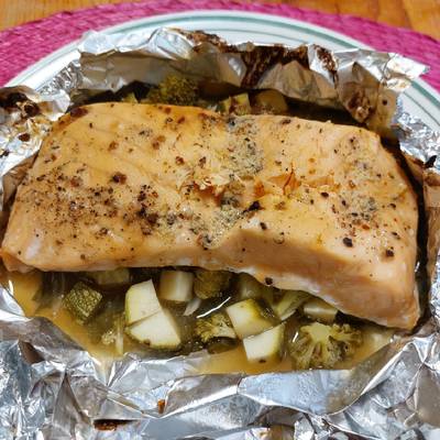 Salmón empapelado con verduras Receta de LuzMa SG- Cookpad