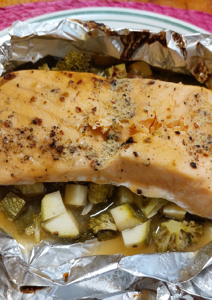 Una foto de Salmón empapelado con verduras