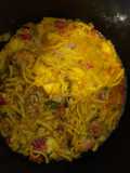 Fideuá de marisco con pimiento