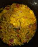 Fideuá de marisco con pimiento