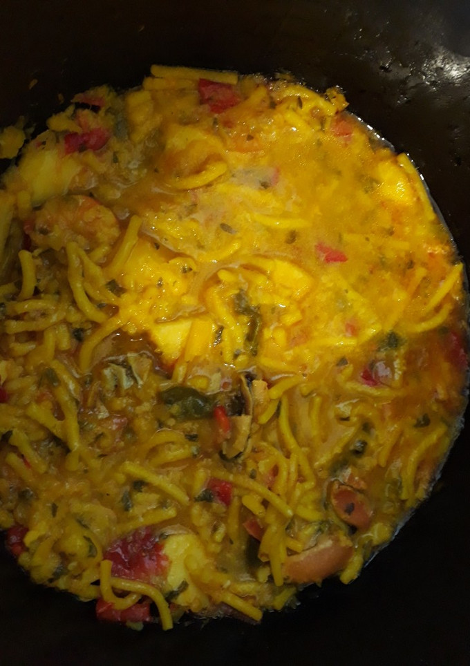 Una foto de Fideuá de marisco con pimiento