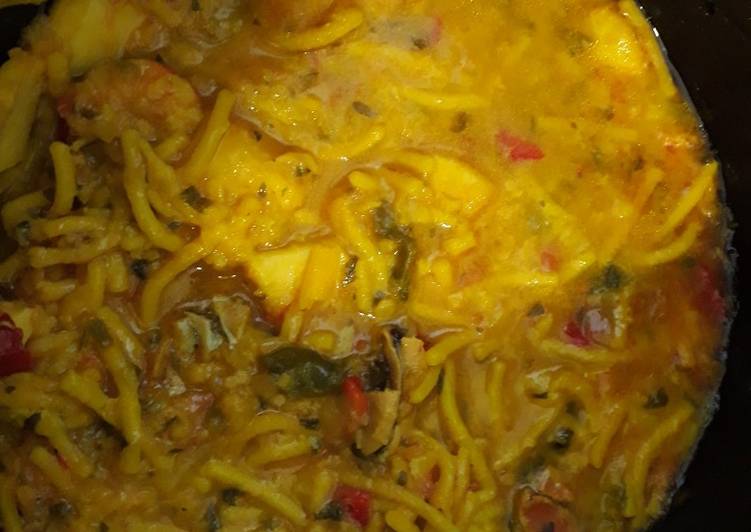 Fideuá de marisco con pimiento