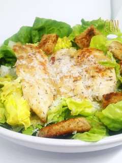 Una foto de Ensalada César con pollo marinado