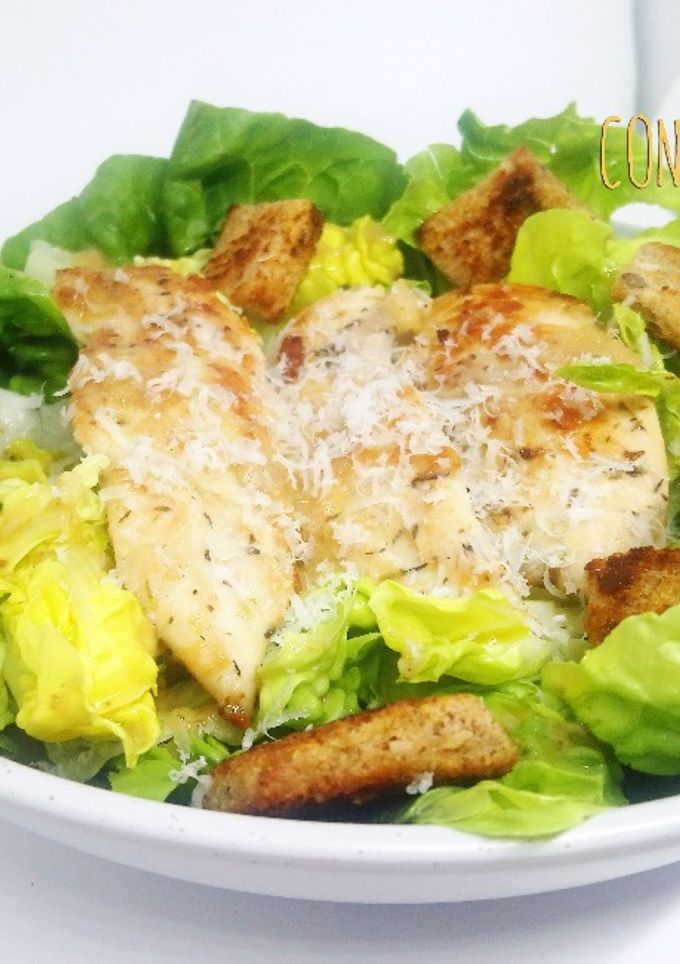 Una foto de Ensalada César con pollo marinado