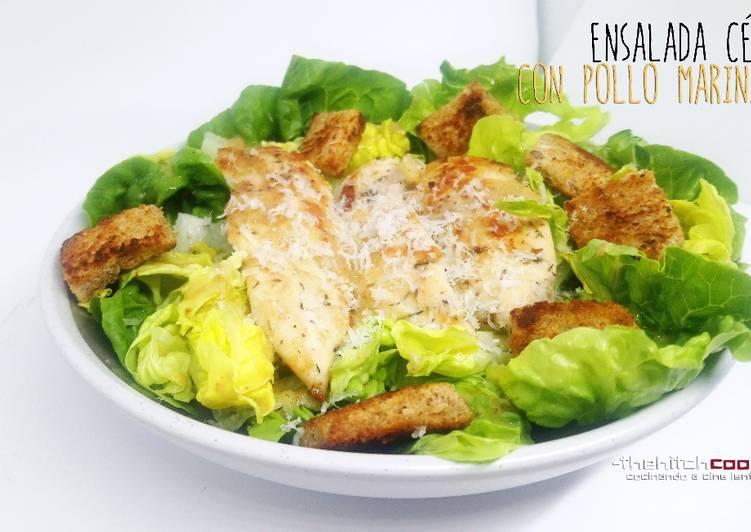 Ensalada César con pollo marinado