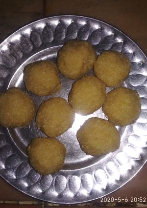 A picture of Suji ke laddu.