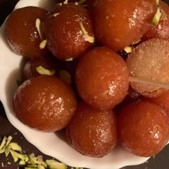 A picture of Gulab Jamun.