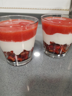 Una foto de Copa de yogur y fresas con edulcorante