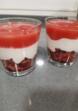 Una foto de Copa de yogur y fresas con edulcorante