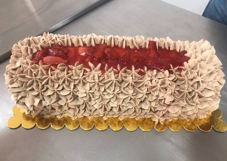 Rollo de chocolate y fresas