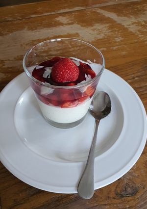 Une photo de Panna cotta vanille, fraises en gelée d'hibiscus-gingembre