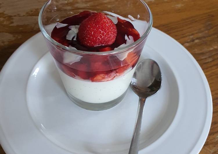 Comment Cuisiner Panna cotta vanille, fraises en gelée d&#39;hibiscus-gingembre