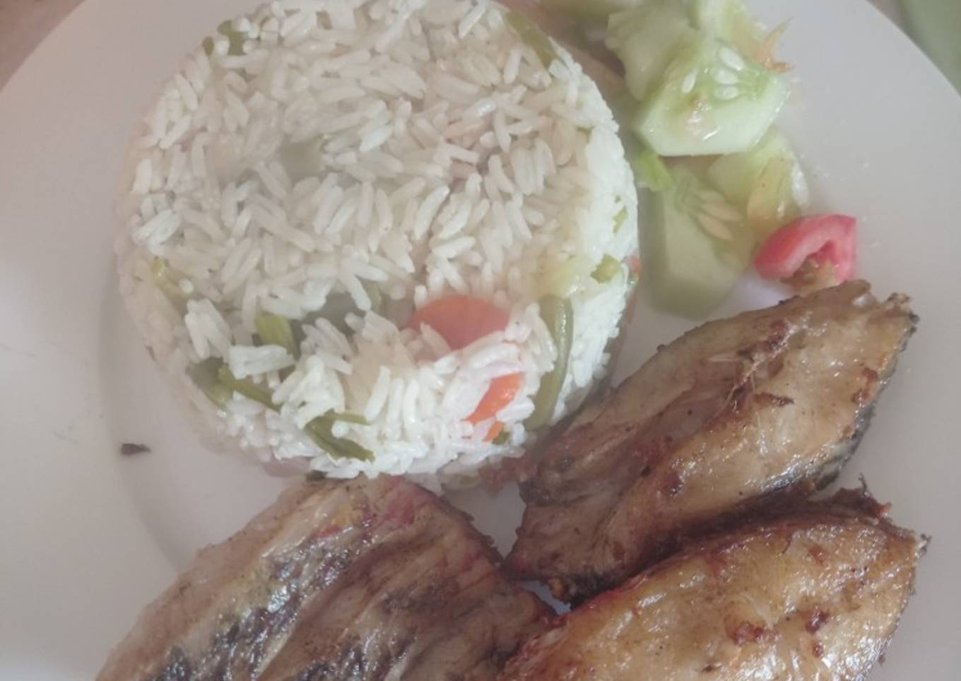 Pescado frito al orégano. Con arroz con zanahoria y vainitas