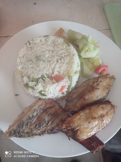 Una foto de Pescado frito al orégano. Con arroz con zanahoria y vainitas