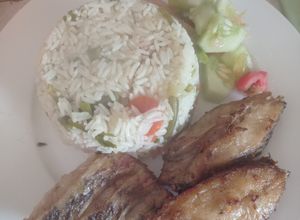 Una foto de Pescado frito al orégano. Con arroz con zanahoria y vainitas