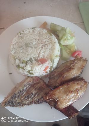 Una foto de Pescado frito al orégano. Con arroz con zanahoria y vainitas