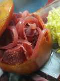 Tomate relleno con remolacha y cebolla