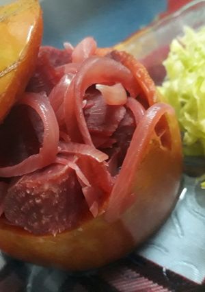 Una foto de Tomate relleno con remolacha y cebolla