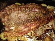 Una foto de cerdo lechon asado