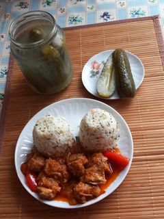 1241. Sertéspörkölt lecsósan fűszeres rizzsel és kovászos uborkával 😋 recept fotója