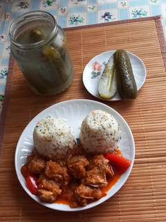 1241. Sertéspörkölt lecsósan fűszeres rizzsel és kovászos uborkával 😋 recept fotója