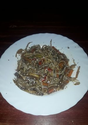 Una foto de Wok de fideos con verduras