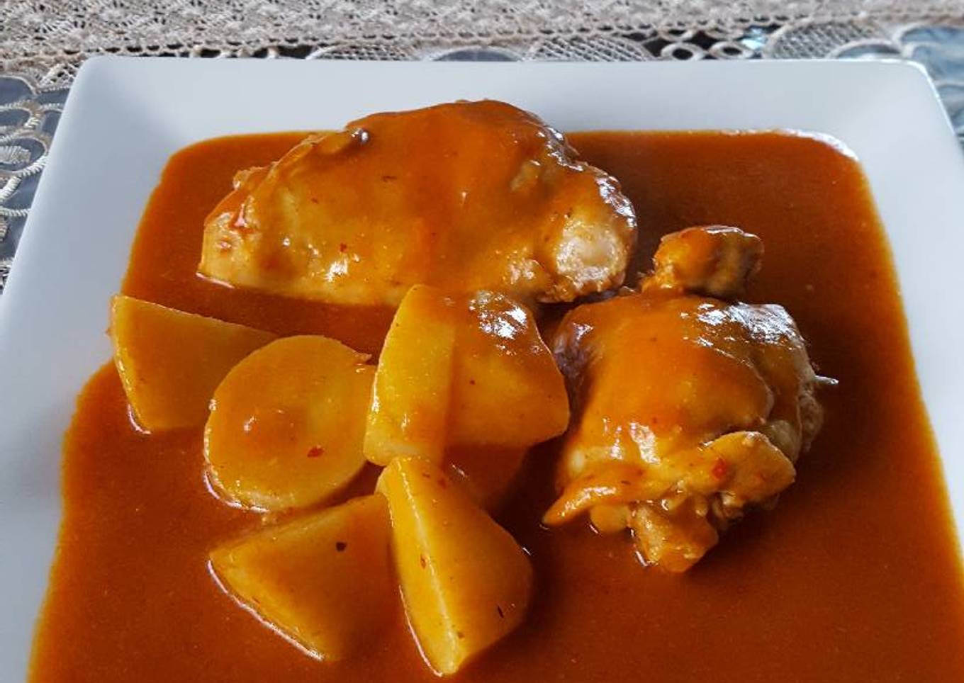 Mole de pollo con papas