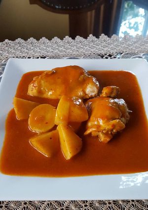 Una foto de Mole de pollo con papas