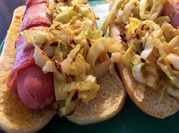 Una foto de hot dog con salchicha y repollo
