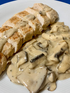 Una foto de Solomillos de pavo con salsa de setas y queso