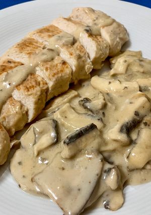 Una foto de Solomillos de pavo con salsa de setas y queso