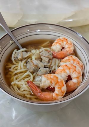 A picture of Low-Resolution Shrimp and Clam Udon Noodle Soup.