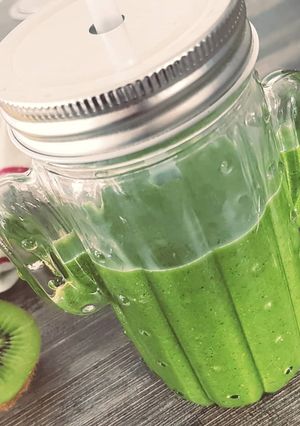 Une photo de Smoothie Vert kiwi, banane, épinards