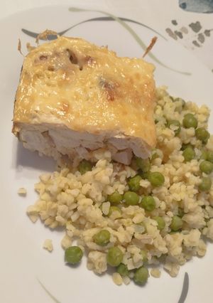 Sütőben sült sajtos csirkemell, borsós bulgurral recept fotója