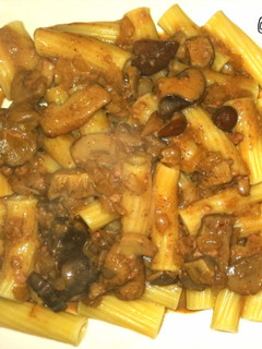 Una foto de Maccheroni con salsa de setas y foie