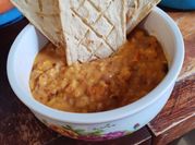 Una foto de frijoles con longaniza