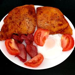 A picture of My Egg Bacon,Tomato with the Red Potato Tatties 😍.