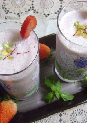A picture of Creamy Strawberry Lassi.