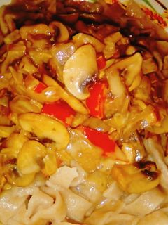 Una foto de Fideos caseros con harina integral y salsa de champiñones 🍄
