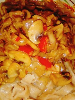 Una foto de Fideos caseros con harina integral y salsa de champiñones 🍄