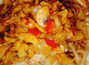 Una foto de Fideos caseros con harina integral y salsa de champiñones 🍄