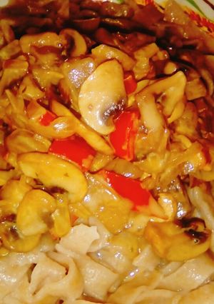 Una foto de Fideos caseros con harina integral y salsa de champiñones 🍄