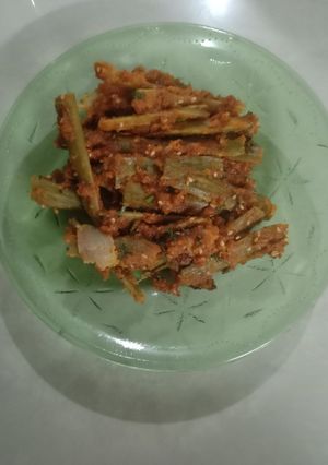 સરગવા નું લોટ વાળું શાક (Saragva Besan Shak Recipe In Gujarati) રેસીપી મુખ્ય ફોટો