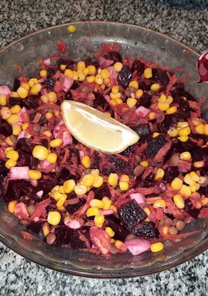 Una foto de Ensalada completa con remolacha
