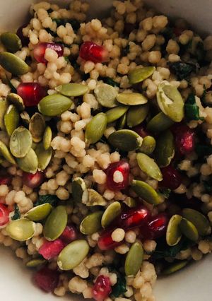 A picture of Easy grains with mint, parsley and pomegranate - vegan.