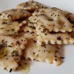 Foto principal de Raviolis de pasta fresca de manzana y gorgonzola