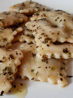 Una foto de Raviolis de pasta fresca de manzana y gorgonzola